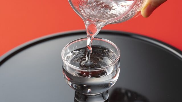 献杯(けんぱい)の意味とは？やり方や挨拶のマナー、乾杯との違い🍶