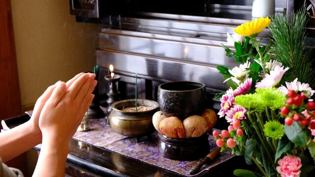 仏壇の仏具はどう置くのが正解？基本の配置と宗派別のポイント