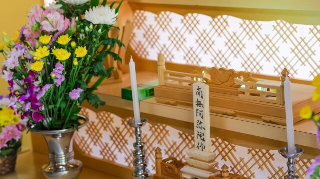 葬儀のあとに白木位牌が二つあるのはなぜ？それぞれの役割と四十九日までの扱い方🌿
