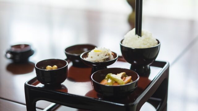 葬儀のあとの「一膳飯（枕飯）」処分の作法と込められた意味を分かりやすくご紹介🍚🕊️