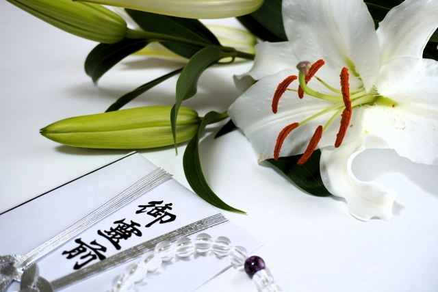 ご霊前と菊のお花