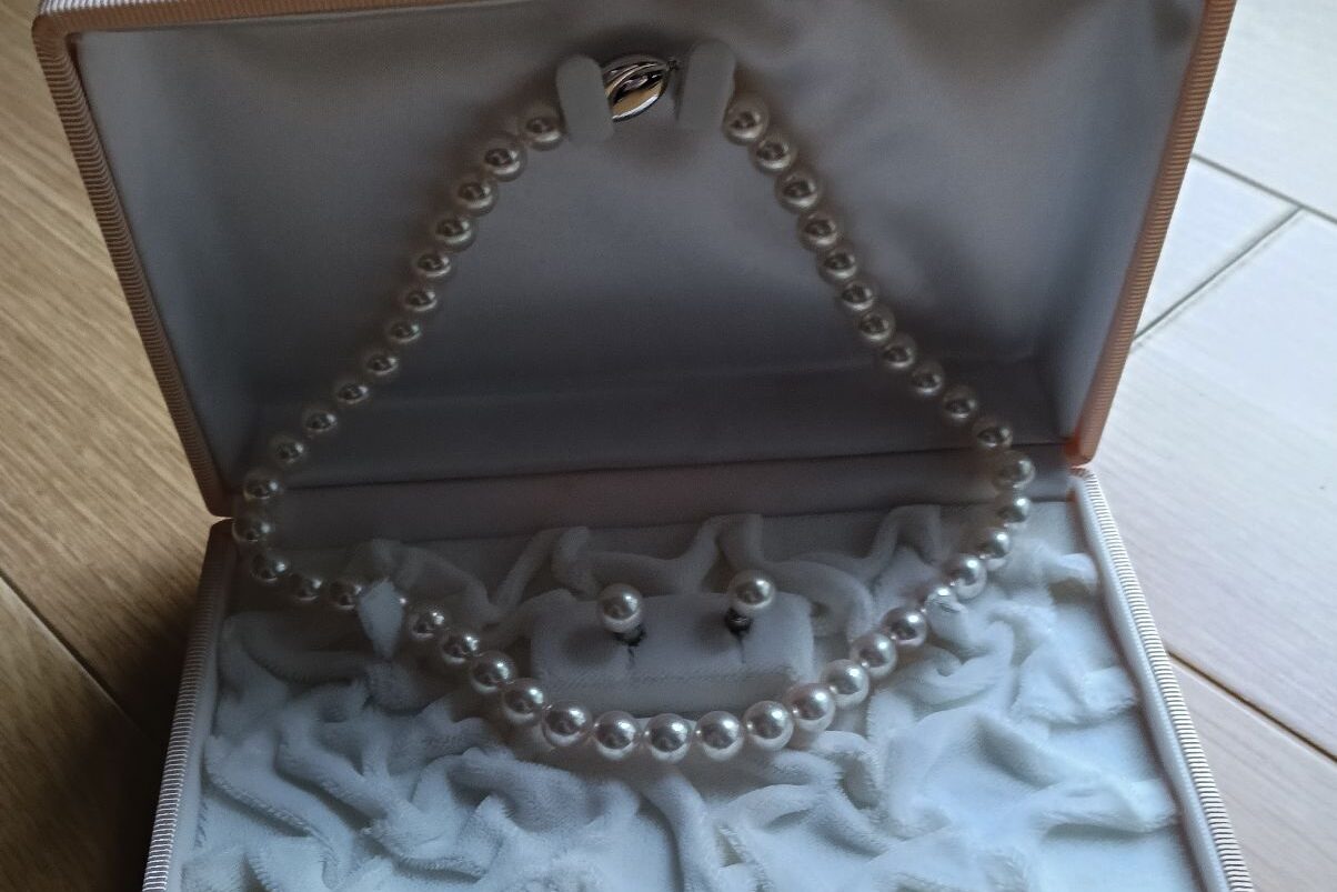 葬儀の服装マナー　パールのアクセサリー写真