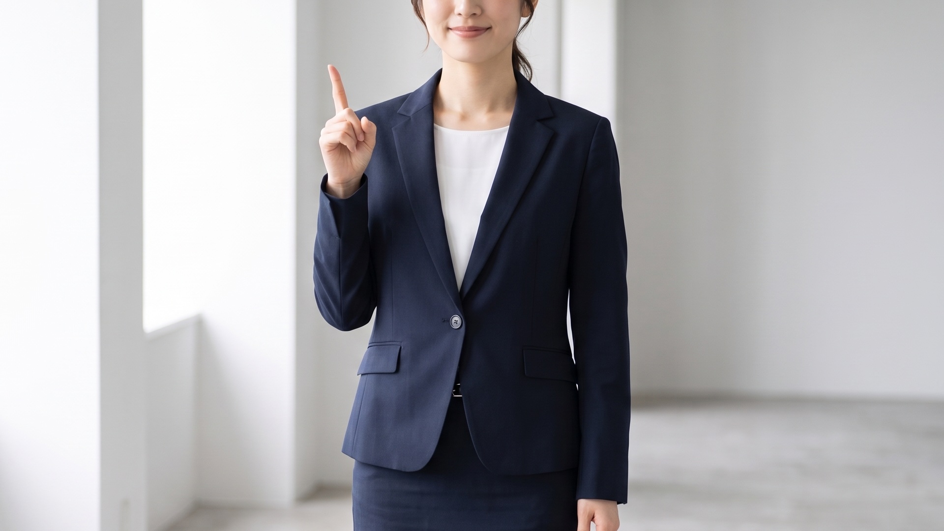 人差し指を立てて微笑む女性
